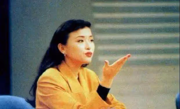 楊瀾與老公合體亮相!56歲優雅窈窕似少女,與200斤老公全程依偎一起像熱戀