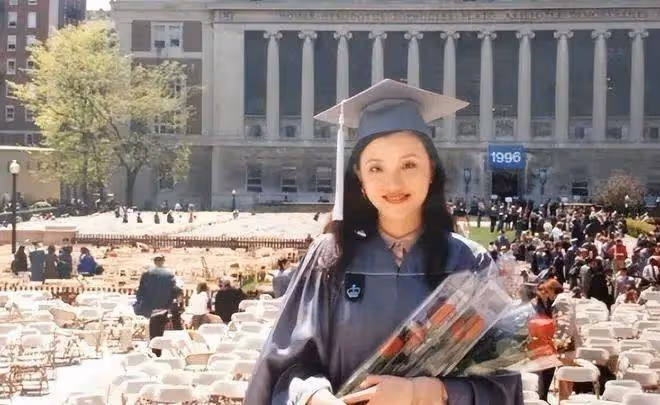 楊瀾與老公合體亮相!56歲優雅窈窕似少女,與200斤老公全程依偎一起像熱戀