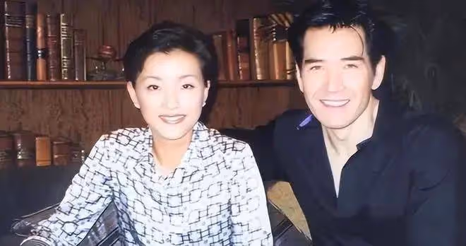 楊瀾與老公合體亮相!56歲優雅窈窕似少女,與200斤老公全程依偎一起像熱戀