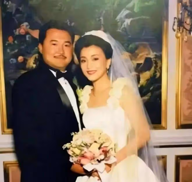 楊瀾與老公合體亮相!56歲優雅窈窕似少女,與200斤老公全程依偎一起像熱戀