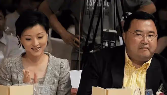 楊瀾與老公合體亮相!56歲優雅窈窕似少女,與200斤老公全程依偎一起像熱戀