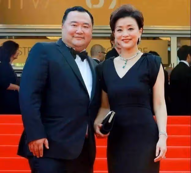 楊瀾與老公合體亮相!56歲優雅窈窕似少女,與200斤老公全程依偎一起像熱戀