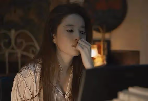 劉亦菲片場專注敬業!萬茜親口爆料:她從不玩手機,對角色入木三分