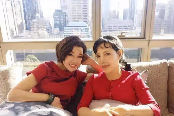 70歲劉曉慶秘密曝光!紅裙驚艷小鮮肉,年齡差距竟成亮點