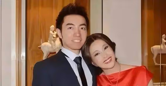 70歲劉曉慶秘密曝光!紅裙驚艷小鮮肉,年齡差距竟成亮點