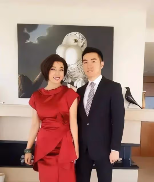 70歲劉曉慶秘密曝光!紅裙驚艷小鮮肉,年齡差距竟成亮點