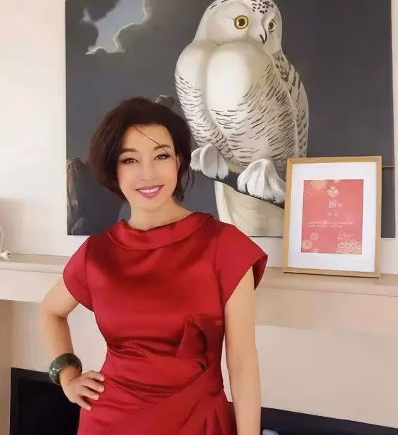 70歲劉曉慶秘密曝光!紅裙驚艷小鮮肉,年齡差距竟成亮點