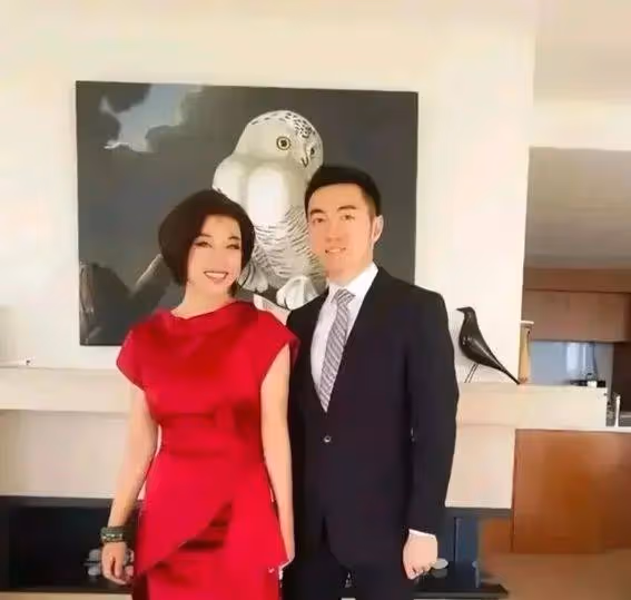 70歲劉曉慶秘密曝光!紅裙驚艷小鮮肉,年齡差距竟成亮點