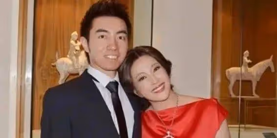 70歲劉曉慶秘密曝光!紅裙驚艷小鮮肉,年齡差距竟成亮點