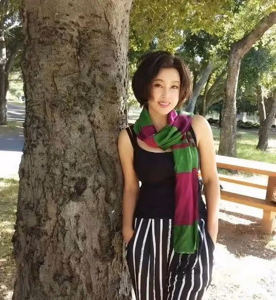 70歲劉曉慶秘密曝光!紅裙驚艷小鮮肉,年齡差距竟成亮點