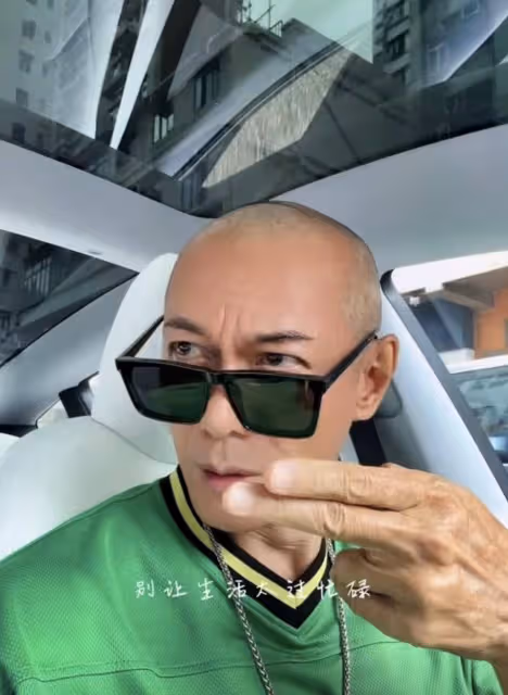 知名港星江華近況曝光!曬光頭自拍,網民:終於捨得摘頭巾了