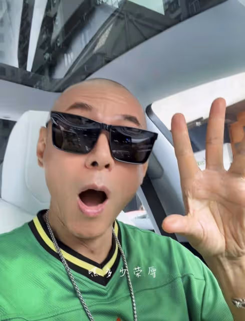 知名港星江華近況曝光!曬光頭自拍,網民:終於捨得摘頭巾了