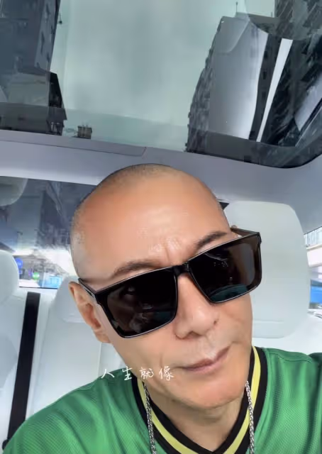 知名港星江華近況曝光!曬光頭自拍,網民:終於捨得摘頭巾了