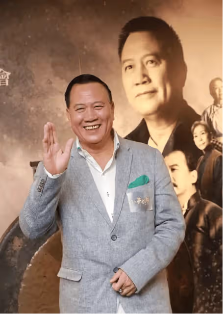 67歲香港知名男星走路不穩需人扶,語氣兇狠秒變臉驚呆路人,網友質疑飲酒過量