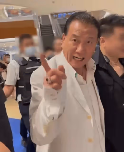 67歲香港知名男星走路不穩需人扶,語氣兇狠秒變臉驚呆路人,網友質疑飲酒過量