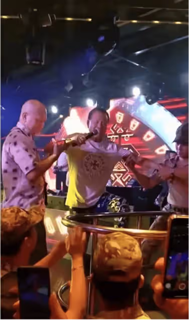 67歲香港知名男星走路不穩需人扶,語氣兇狠秒變臉驚呆路人,網友質疑飲酒過量
