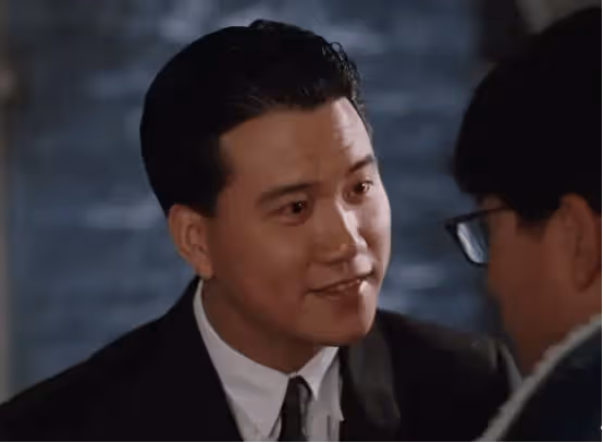67歲香港知名男星走路不穩需人扶,語氣兇狠秒變臉驚呆路人,網友質疑飲酒過量