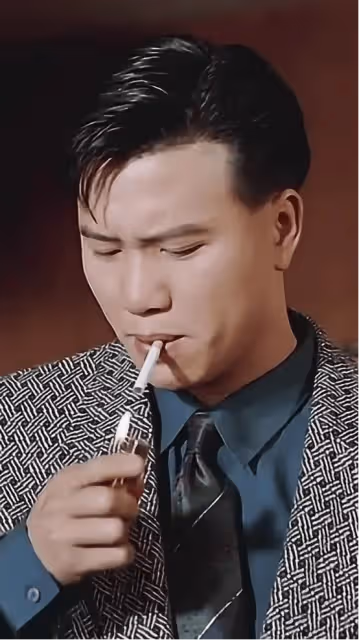 67歲香港知名男星走路不穩需人扶,語氣兇狠秒變臉驚呆路人,網友質疑飲酒過量