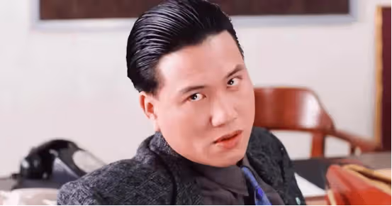 67歲香港知名男星走路不穩需人扶,語氣兇狠秒變臉驚呆路人,網友質疑飲酒過量