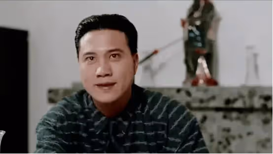 67歲香港知名男星走路不穩需人扶,語氣兇狠秒變臉驚呆路人,網友質疑飲酒過量