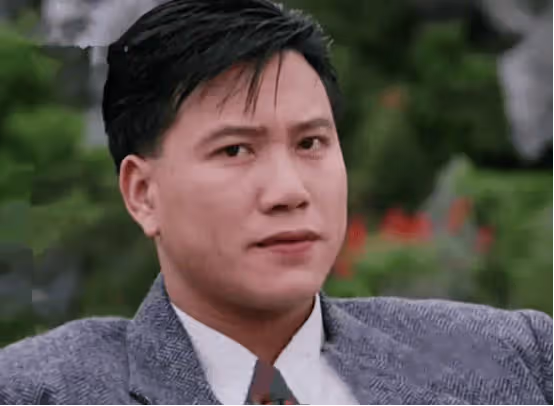 67歲香港知名男星走路不穩需人扶,語氣兇狠秒變臉驚呆路人,網友質疑飲酒過量