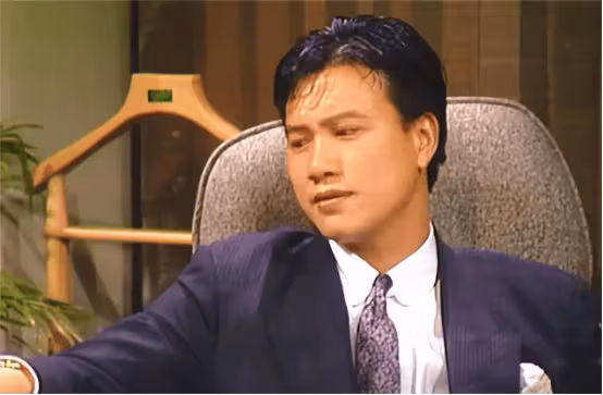 67歲香港知名男星走路不穩需人扶,語氣兇狠秒變臉驚呆路人,網友質疑飲酒過量