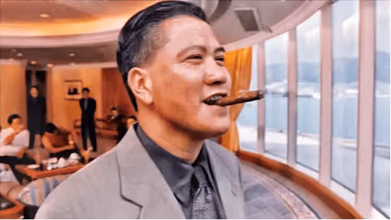 67歲香港知名男星走路不穩需人扶,語氣兇狠秒變臉驚呆路人,網友質疑飲酒過量