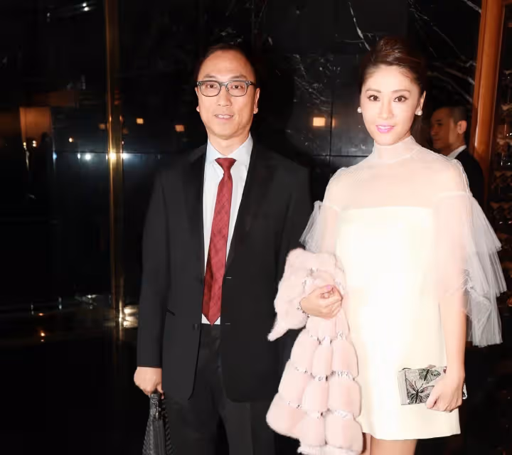 香港知名富商回應三角戀,否認妻子橫刀奪愛,老來得子婚姻幸福