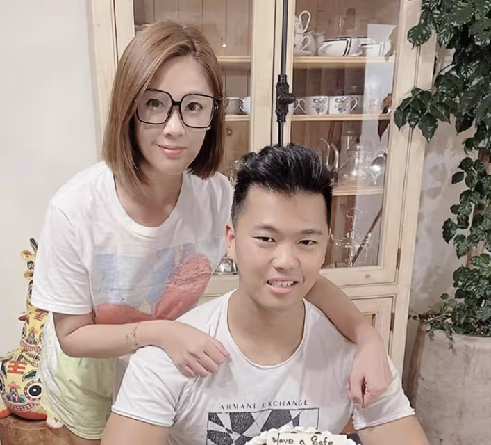 香港知名富商回應三角戀,否認妻子橫刀奪愛,老來得子婚姻幸福