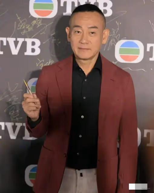 TVB視帝回巢「救亡」拍劇,與人氣女星演情侶,有望穿泳褲出鏡