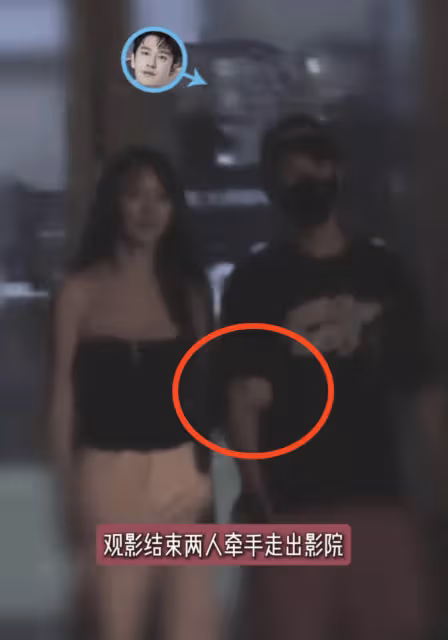 黃曉明七夕帶葉珂看電影約會,幫女友提包包,兩人十指相扣好甜蜜