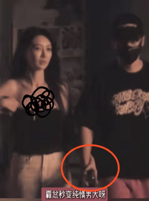 黃曉明七夕帶葉珂看電影約會,幫女友提包包,兩人十指相扣好甜蜜