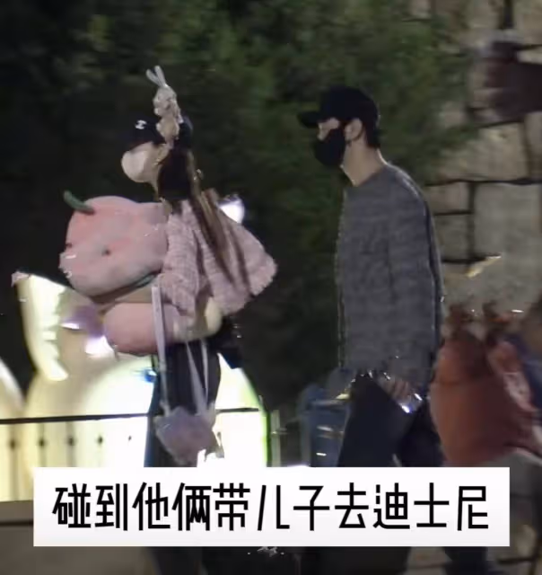 黃曉明七夕帶葉珂看電影約會,幫女友提包包,兩人十指相扣好甜蜜