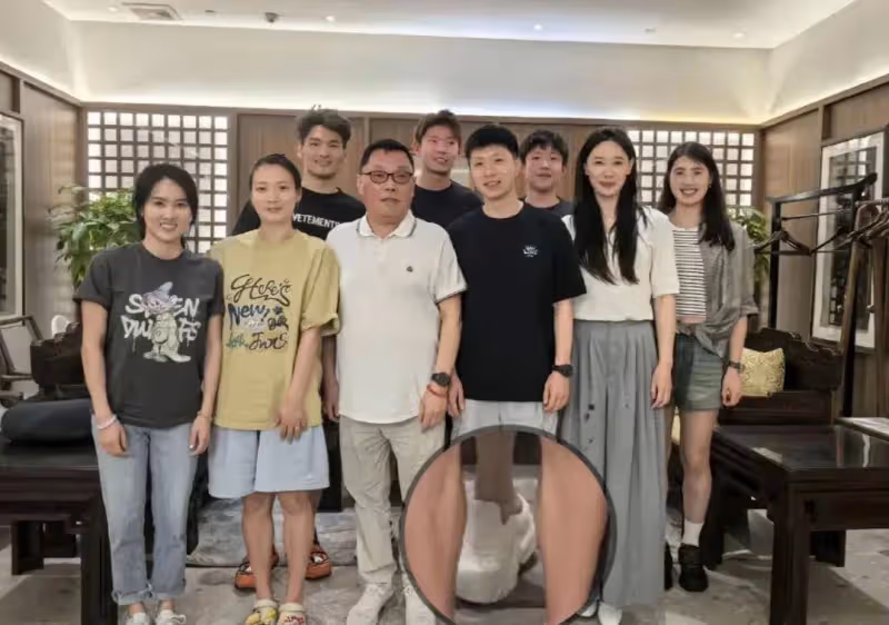 和奧運冠軍們聚餐,有陳若琳張雨霏馬龍王楚欽等人,神奇的組合!