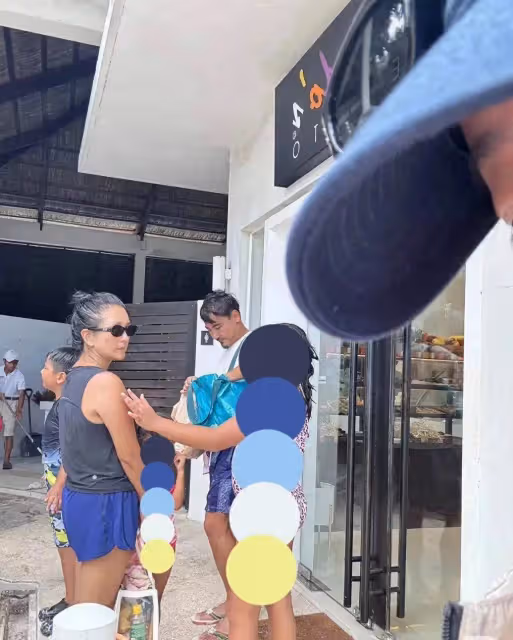 何潔一家泰國度假被偶遇,穿老頭背心白髮明顯,老公顏值十分潦草