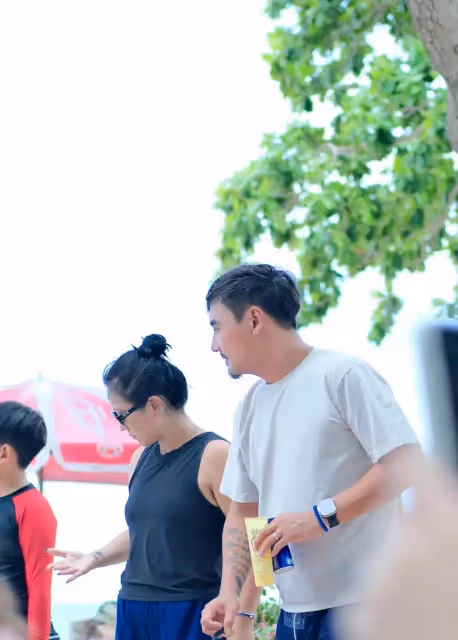 何潔一家泰國度假被偶遇,穿老頭背心白髮明顯,老公顏值十分潦草