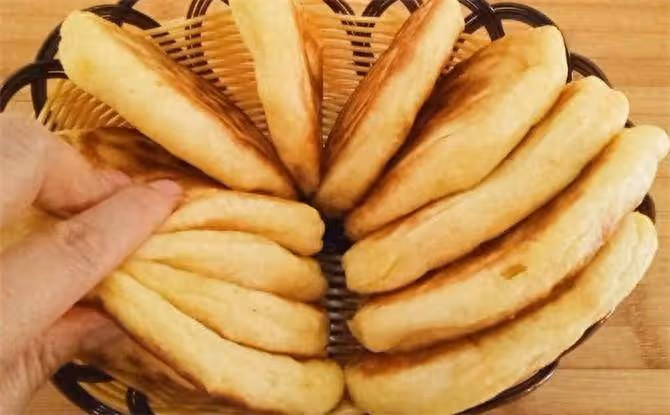 一碗玉米面,一碗白面,筷子攪一攪,不用揉面,揪一揪,簡單快速