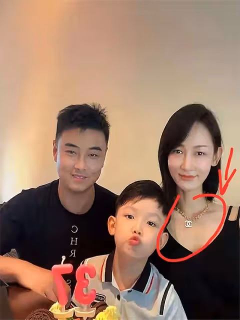 太浪漫!王皓為老婆慶37歲生日送香奈兒的項鍊,寵溺親吻好恩愛