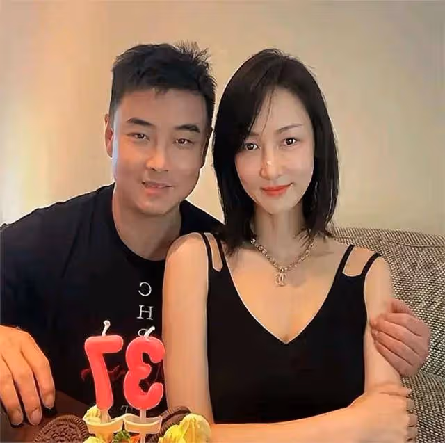 太浪漫!王皓為老婆慶37歲生日送香奈兒的項鍊,寵溺親吻好恩愛