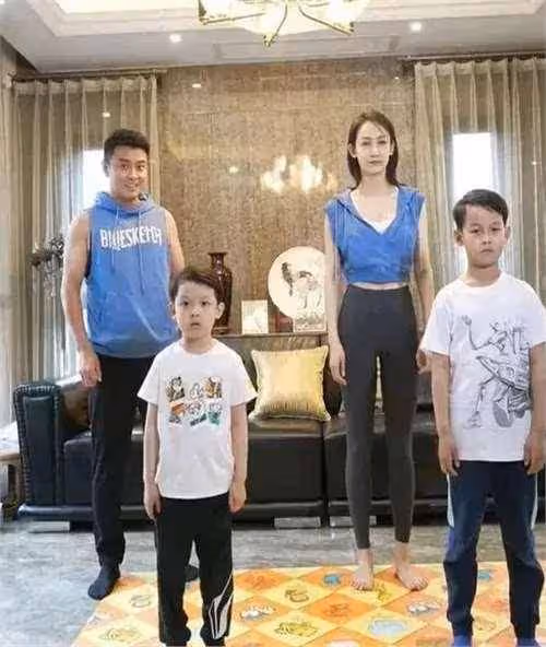 太浪漫!王皓為老婆慶37歲生日送香奈兒的項鍊,寵溺親吻好恩愛