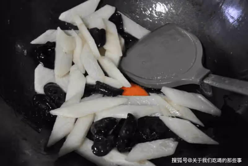 炒山藥時,直接下鍋炒就錯了!多做「2步」,山藥脆爽還不發黑