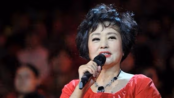 她是國家一級演員,會31國語言,當紅時遠赴英國,晚年成為女總裁