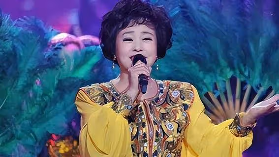 她是國家一級演員,會31國語言,當紅時遠赴英國,晚年成為女總裁