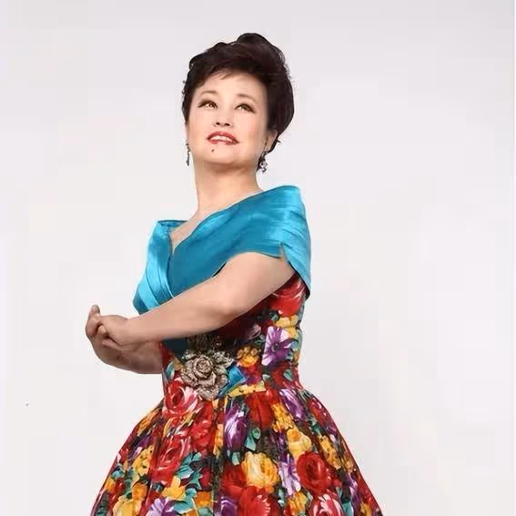 她是國家一級演員,會31國語言,當紅時遠赴英國,晚年成為女總裁