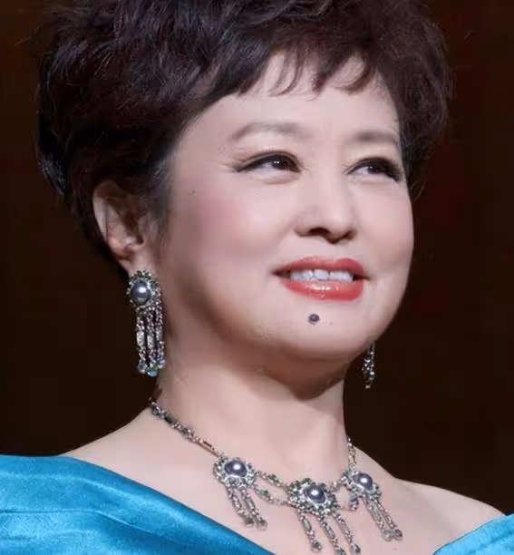她是國家一級演員,會31國語言,當紅時遠赴英國,晚年成為女總裁