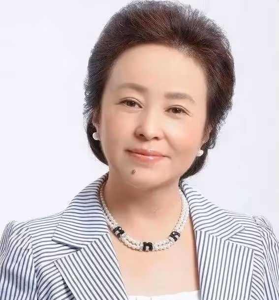 她是國家一級演員,會31國語言,當紅時遠赴英國,晚年成為女總裁