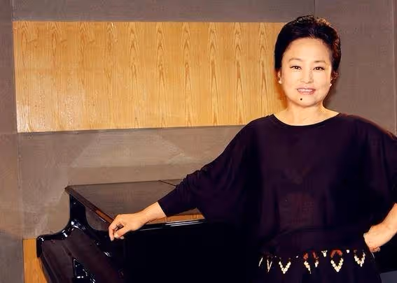 她是國家一級演員,會31國語言,當紅時遠赴英國,晚年成為女總裁