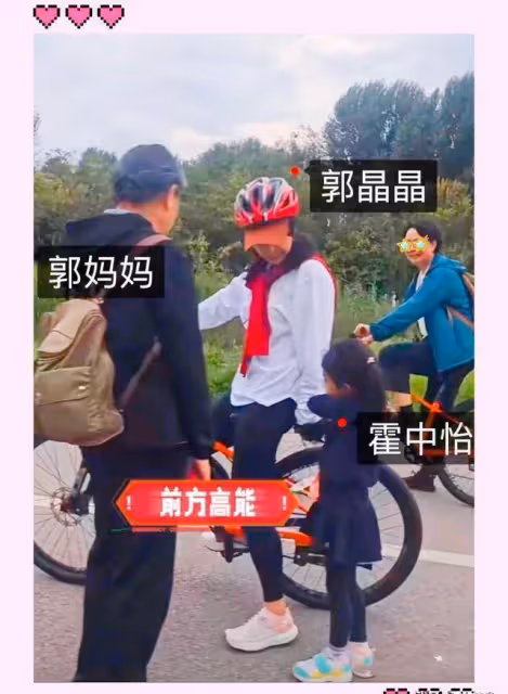 郭晶晶一家麗江度假,霍啟剛擔任攝影師,朱玲玲打扮時尚