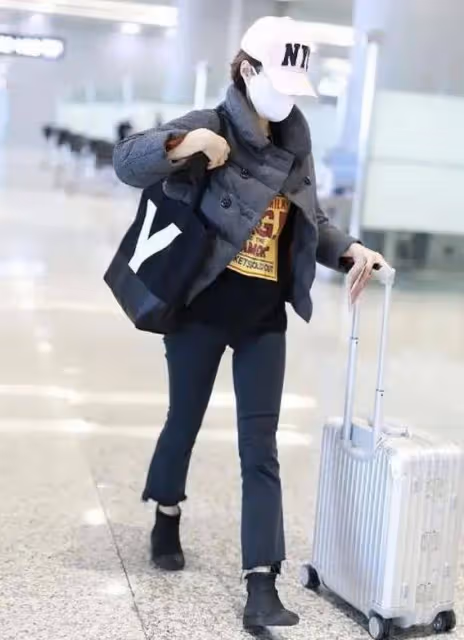 48歲馬伊琍懷抱兩個漂亮女兒度假，網友驚呼：大女兒太像文章！