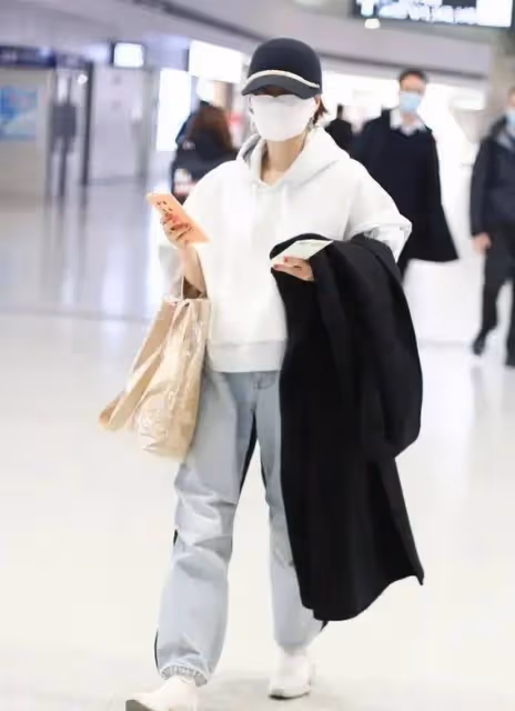 48歲馬伊琍懷抱兩個漂亮女兒度假，網友驚呼：大女兒太像文章！